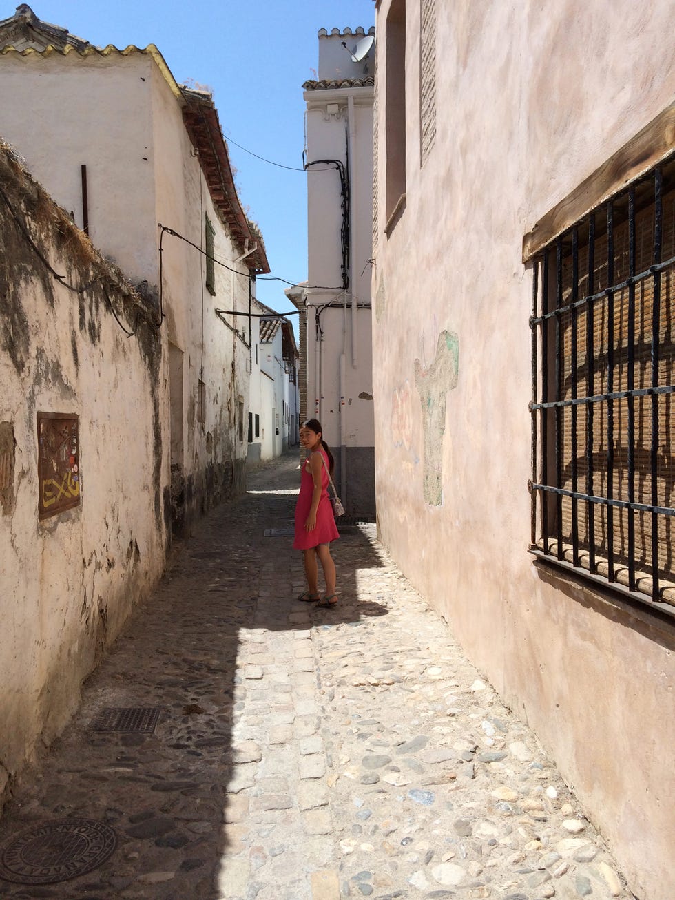 Infrastructure, Neighbourhood, Road, Street, Wall, Town, Alley, Flooring, House, Beige, 