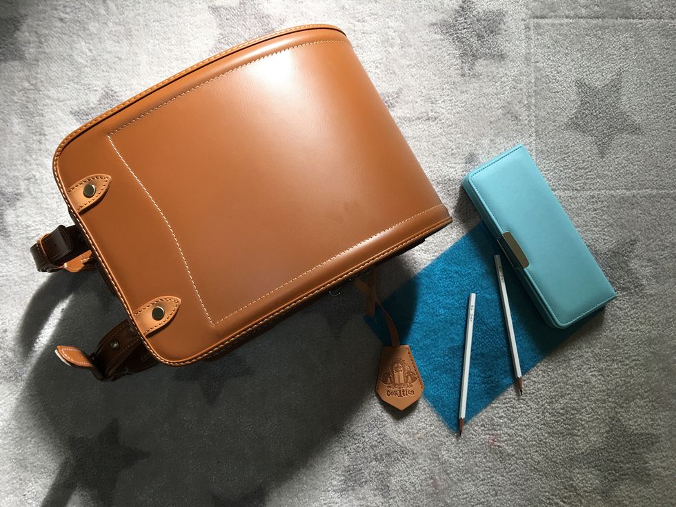 Leather, Turquoise, Tan, Bag, Fashion accessory, Wallet, Material property, Coin purse, Handbag, 