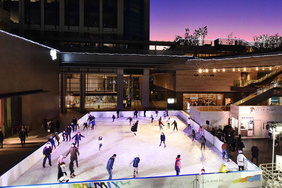Ice skate, Ice rink, Winter sport, Commercial building, Skating, Crowd, Mixed-use, Ice skating, Ice, Evening, 
