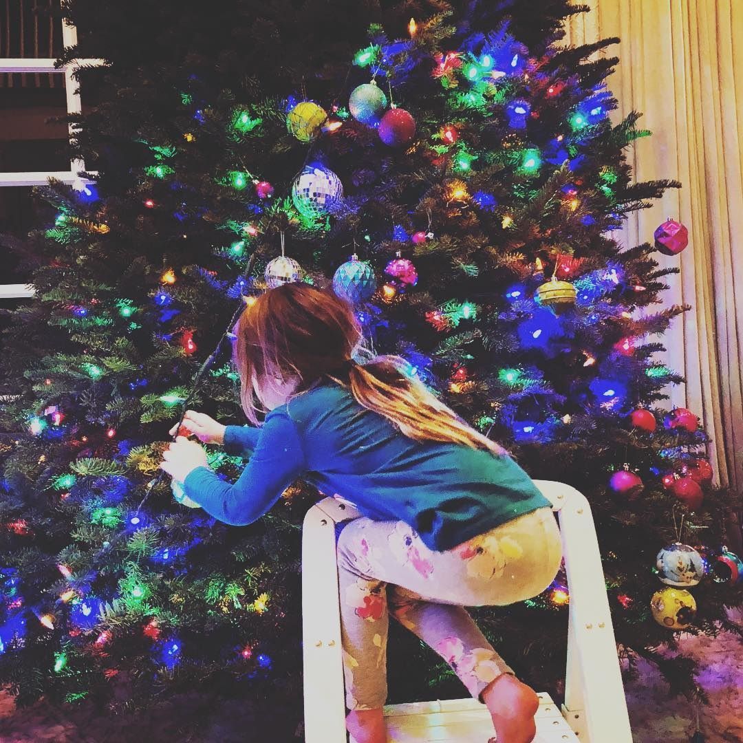 ホリデーシーズン到来 我が子とクリスマスツリーを飾るセレブママンたち