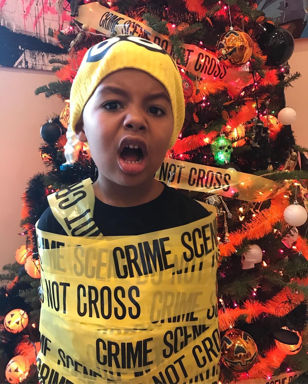ホリデーシーズン到来 我が子とクリスマスツリーを飾るセレブママンたち