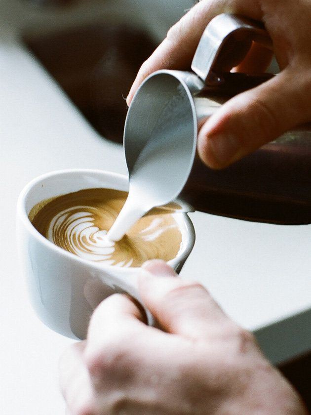 Cup, Finger, Coffee cup, Serveware, Drinkware, Single-origin coffee, Caffè macchiato, Espresso, Teacup, Flat white, 