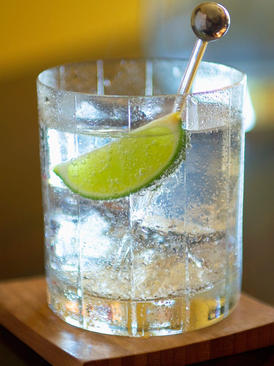 Drink, Gin and tonic, Distilled beverage, Alcoholic beverage, Lemonsoda, Non-alcoholic beverage, Classic cocktail, Spritzer, Vodka and tonic, Lemon-lime, 