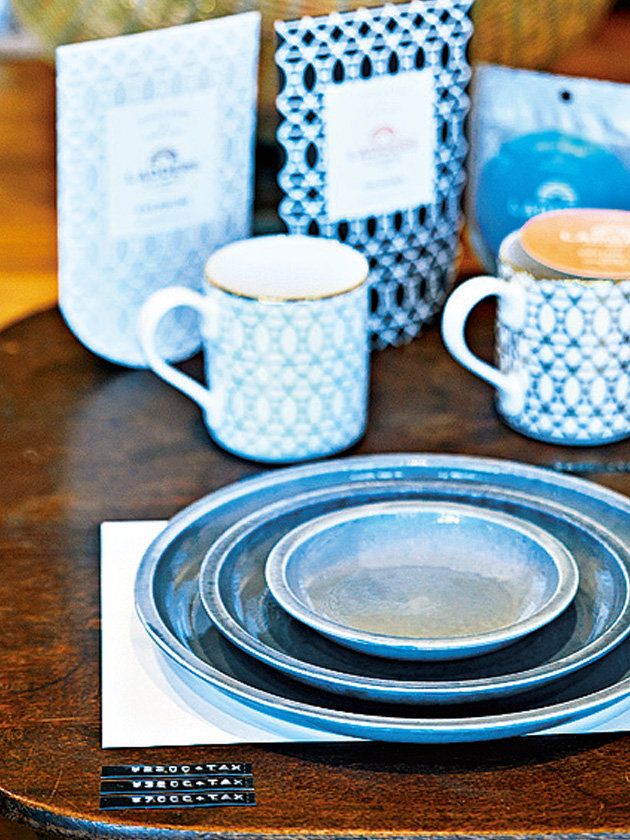 Dishware, Porcelain, Dinnerware set, Tableware, Plate, Serveware, Coffee cup, Cup, Saucer, Cup, 