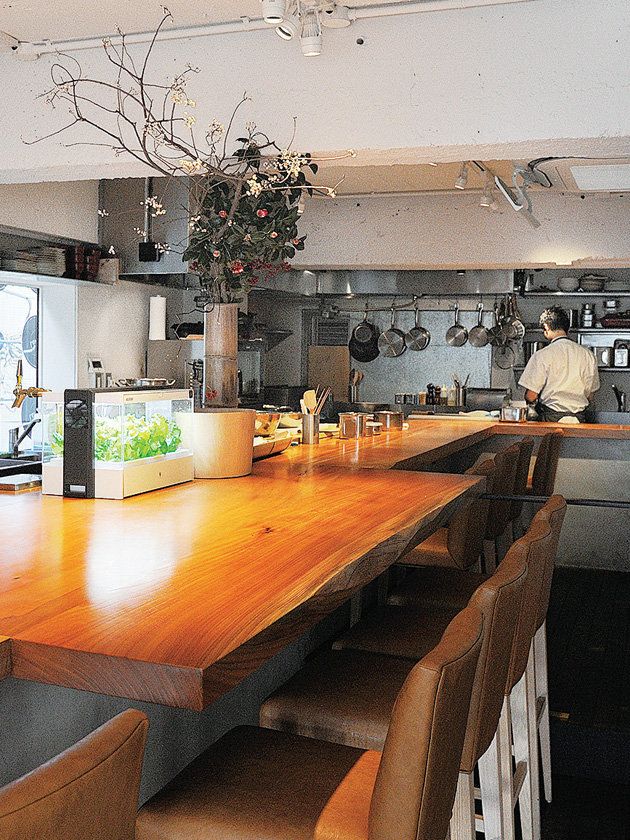 Table, Interior design, Countertop, Restaurant, Ceiling, Houseplant, Light fixture, Barware, Chef, Customer, 