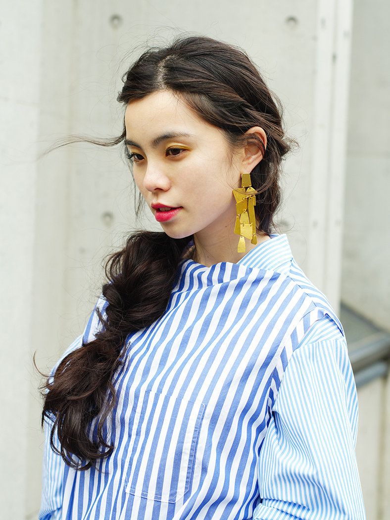 Hair, White, Face, Hairstyle, Blue, Clothing, Shoulder, Beauty, Lip, Fashion, 