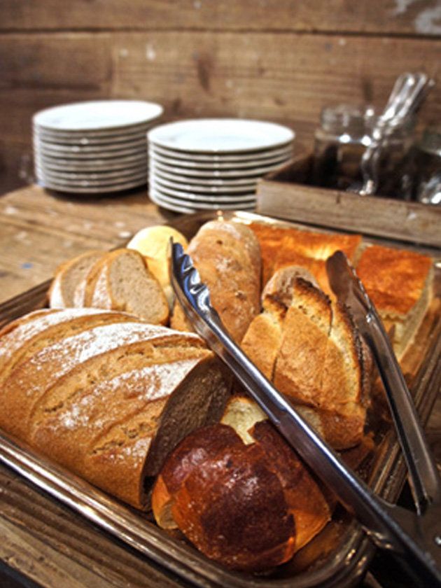 Bread, Food, Dishware, Cuisine, Serveware, Ingredient, Tableware, Plate, Baked goods, Dish, 