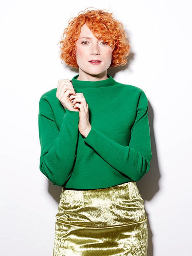 Green, Hairstyle, Sleeve, Shoulder, Standing, Joint, Jheri curl, Style, Red hair, Khaki, 