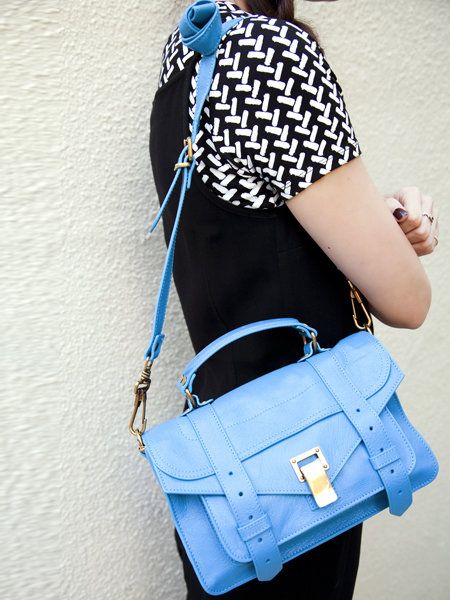 Blue, Shoulder, Bag, Style, Electric blue, Elbow, Fashion accessory, Shoulder bag, Fashion, Cobalt blue, 