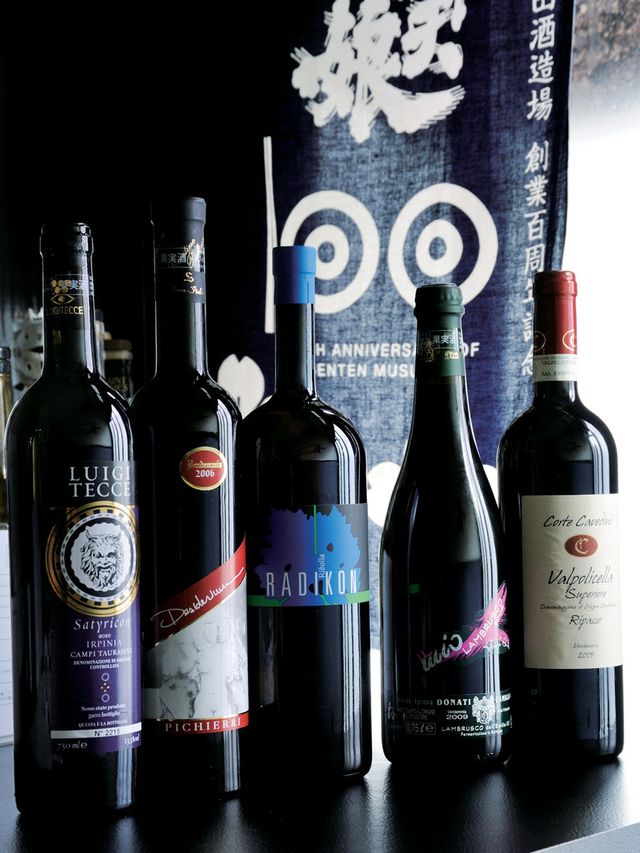 Glass bottle, Product, Bottle, Alcoholic beverage, Drink, Alcohol, Liquid, Glass, Logo, Carmine, 