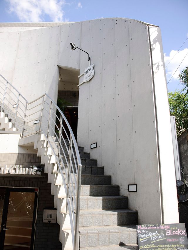 Stairs, Real estate, Handrail, Door, Baluster, Composite material, Concrete, Building material, Balcony, Plaster, 