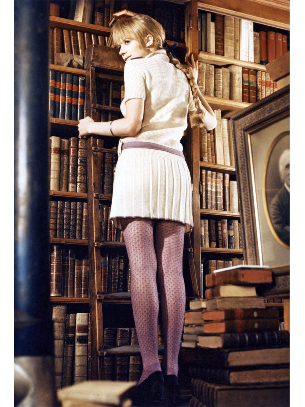 Human leg, Shelf, Shelving, Knee, Bookcase, Waist, Publication, Blond, Calf, Book, 