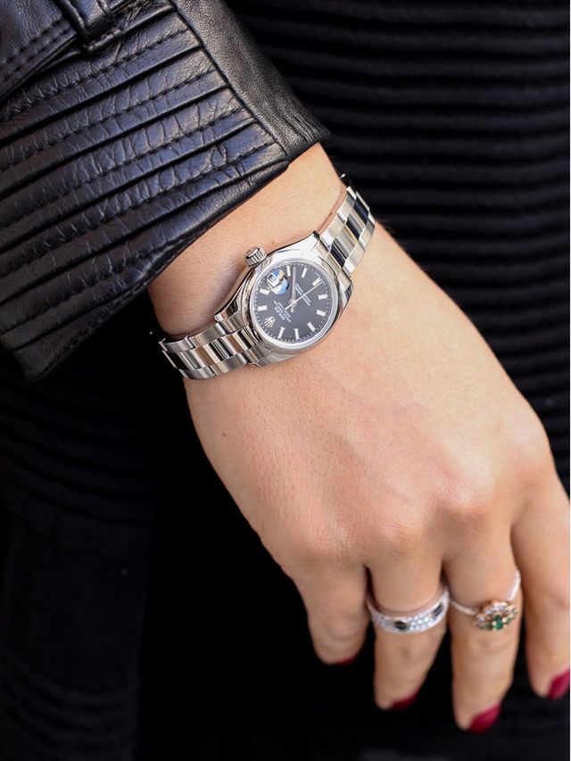 Finger, Wrist, Watch, Fashion accessory, Jewellery, Analog watch, Fashion, Metal, Black, Body jewelry, 