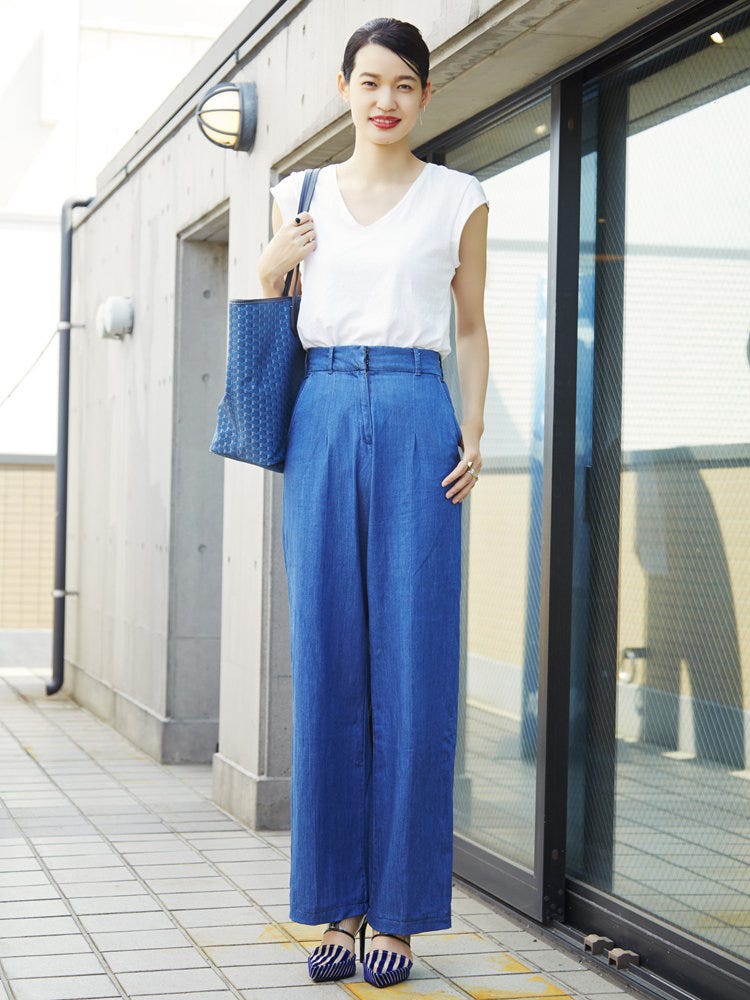 Blue, Sleeve, Shoulder, Textile, Standing, Denim, Collar, Waist, Style, Street fashion, 