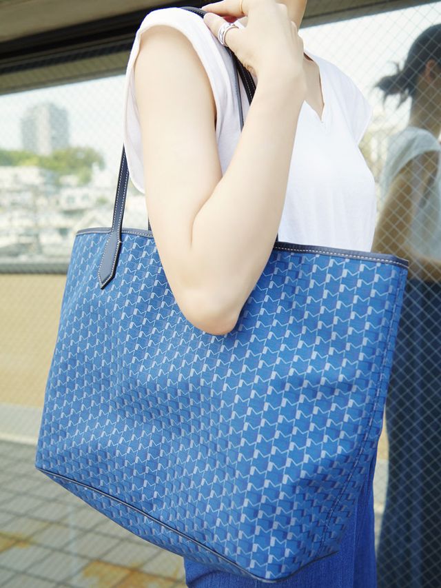 Blue, Shoulder, Bag, Elbow, Pattern, Fashion accessory, Luggage and bags, Shoulder bag, Electric blue, Design, 
