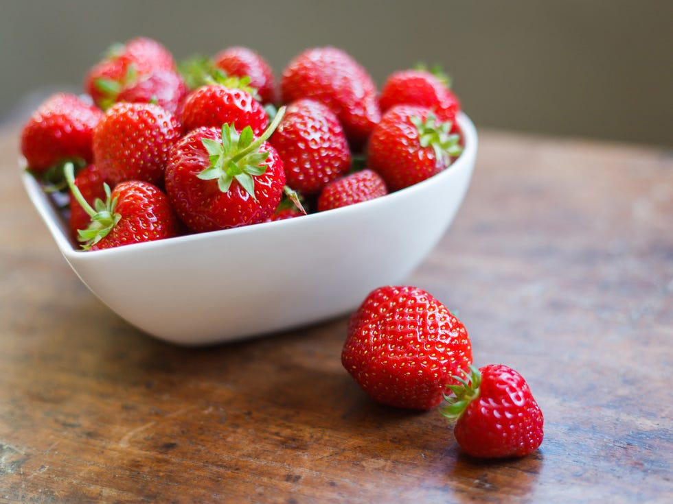 Natural foods, Strawberry, Food, Strawberries, Fruit, Frutti di bosco, Berry, Plant, Accessory fruit, Superfood, 