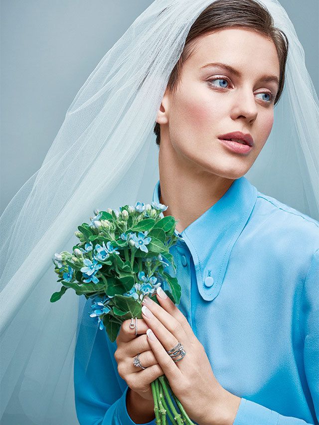 Blue, Bridal veil, Veil, Textile, Photograph, Bridal accessory, Bride, Wedding dress, People in nature, Bouquet, 