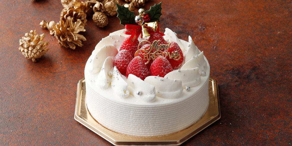 Food, Cake, Cake decorating, Whipped cream, Dessert, Torte, Cream, Icing, Buttercream, Sugar paste, 