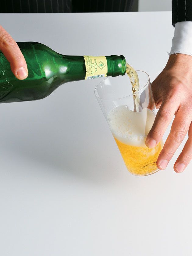Finger, Fluid, Drinkware, Green, Liquid, Drink, Bottle, Alcohol, Glass bottle, Alcoholic beverage, 