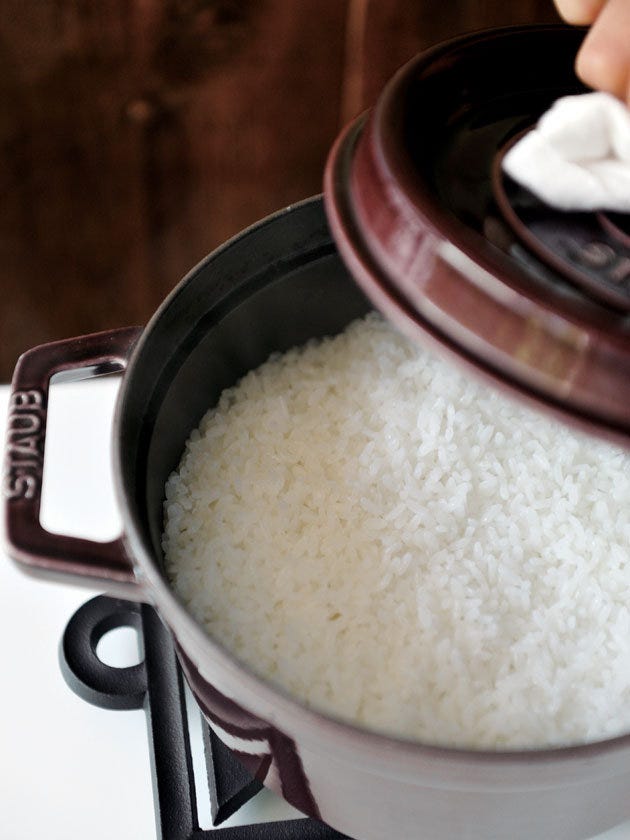 Food, Steamed rice, Dish, Rice cooker, Jasmine rice, Rice, Cuisine, White rice, Small appliance, Ingredient, 