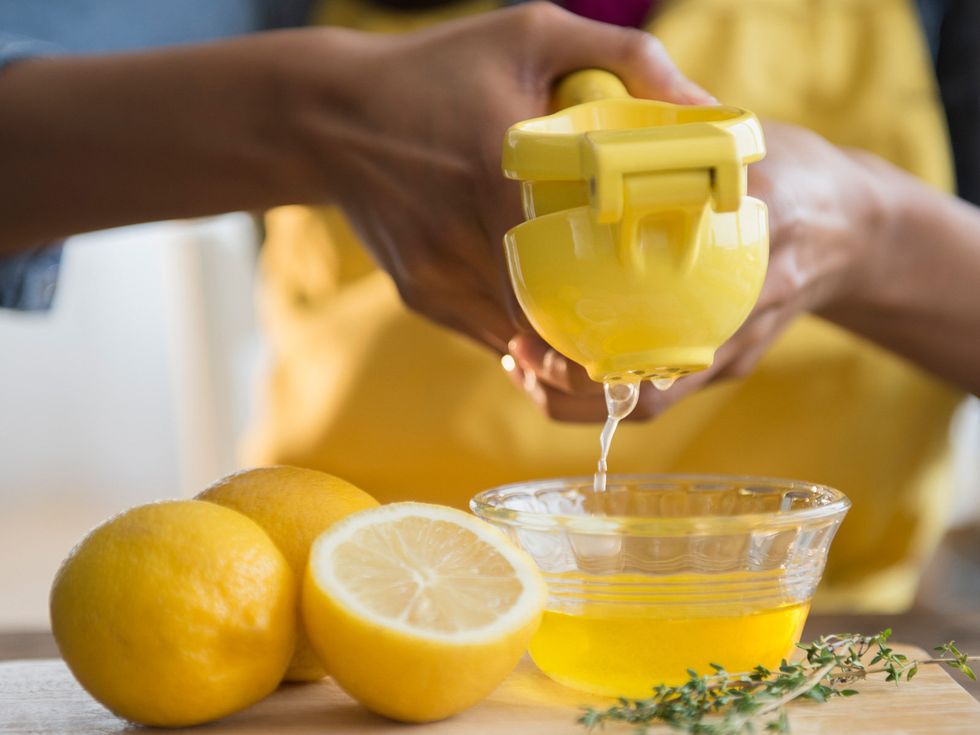Meyer lemon, Lemon, Drink, Lemon peel, Food, Lemon juice, Agua de valencia, Juice, Citrus, Lemonade, 