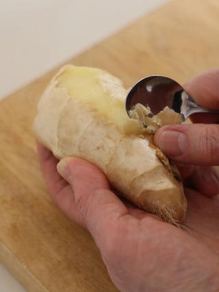 生姜の皮むきはスプーンで十分 生姜の皮むきはスプーンで十分