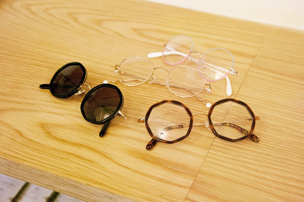 Eyewear, Vision care, Wood, Amber, Goggles, Tints and shades, Hardwood, Eye glass accessory, Transparent material, Circle, 