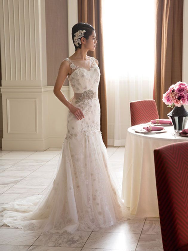 Clothing, Tablecloth, Bridal clothing, Shoulder, Dress, Floor, Textile, Gown, Photograph, Flooring, 
