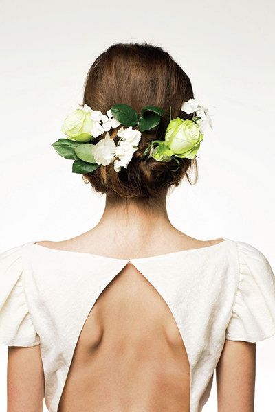 Clothing, Hairstyle, Petal, Shoulder, Hair accessory, Style, Headgear, Headpiece, Neck, Day dress, 