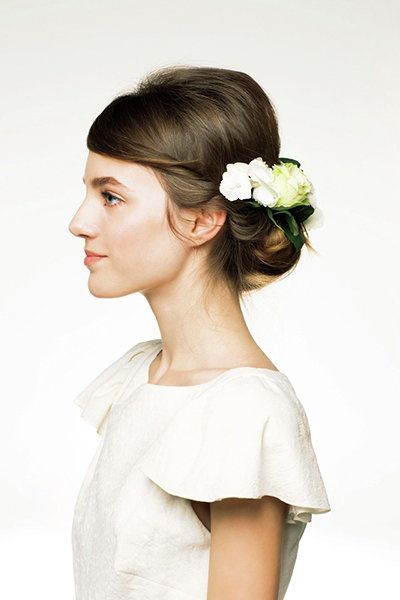 Clothing, Hairstyle, Sleeve, Forehead, Shoulder, Joint, Hair accessory, Style, Dress, Petal, 