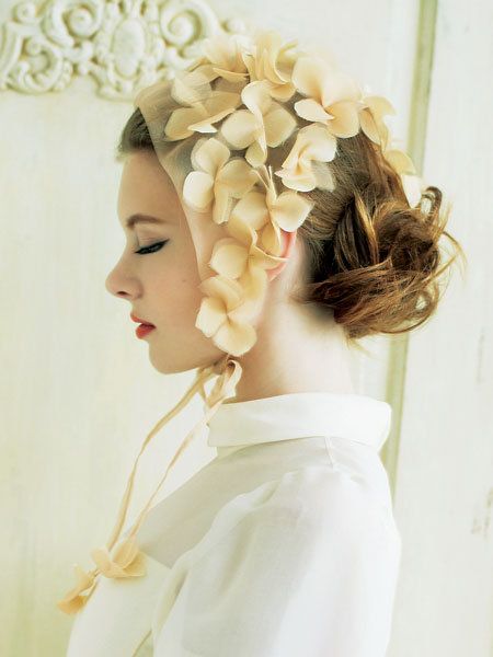 Hairstyle, Petal, Hair accessory, Style, Headpiece, Headgear, Fashion, Beauty, Bridal accessory, Artificial flower, 