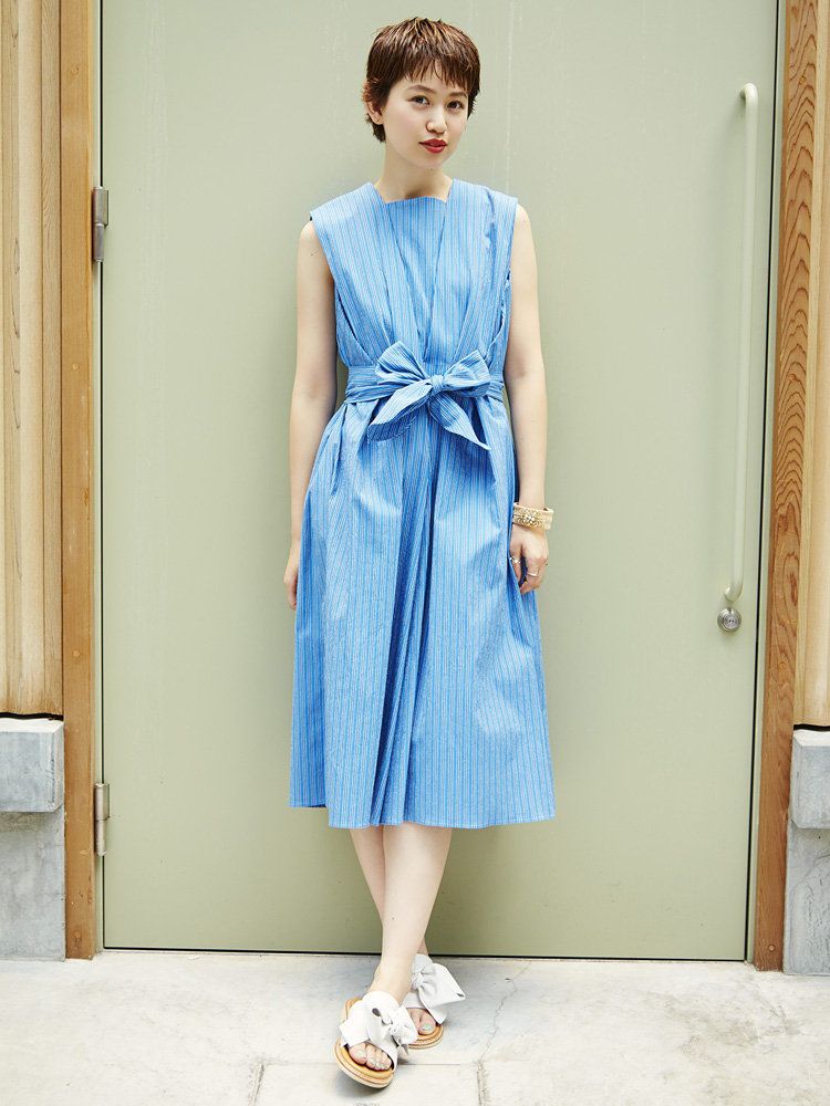Clothing, Blue, Sleeve, Dress, Shoulder, Textile, Joint, Standing, One-piece garment, Style, 