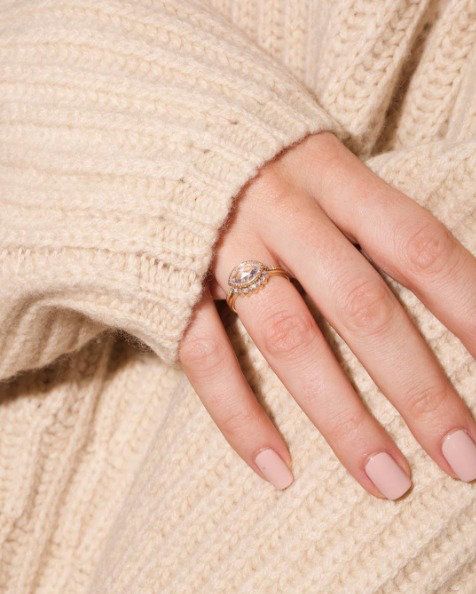 Finger, Jewellery, Skin, Nail, Engagement ring, Ring, Wrist, Wedding ring, Fashion accessory, Pre-engagement ring, 