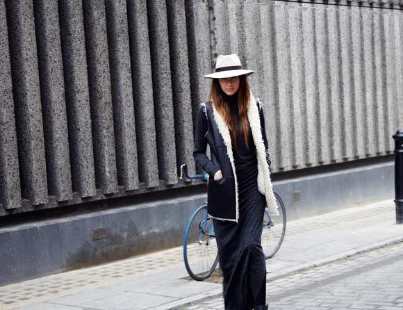 Clothing, Bicycle tire, Bicycle wheel rim, Hat, Bicycle wheel, Style, Street fashion, Bicycle, Sun hat, Spoke, 