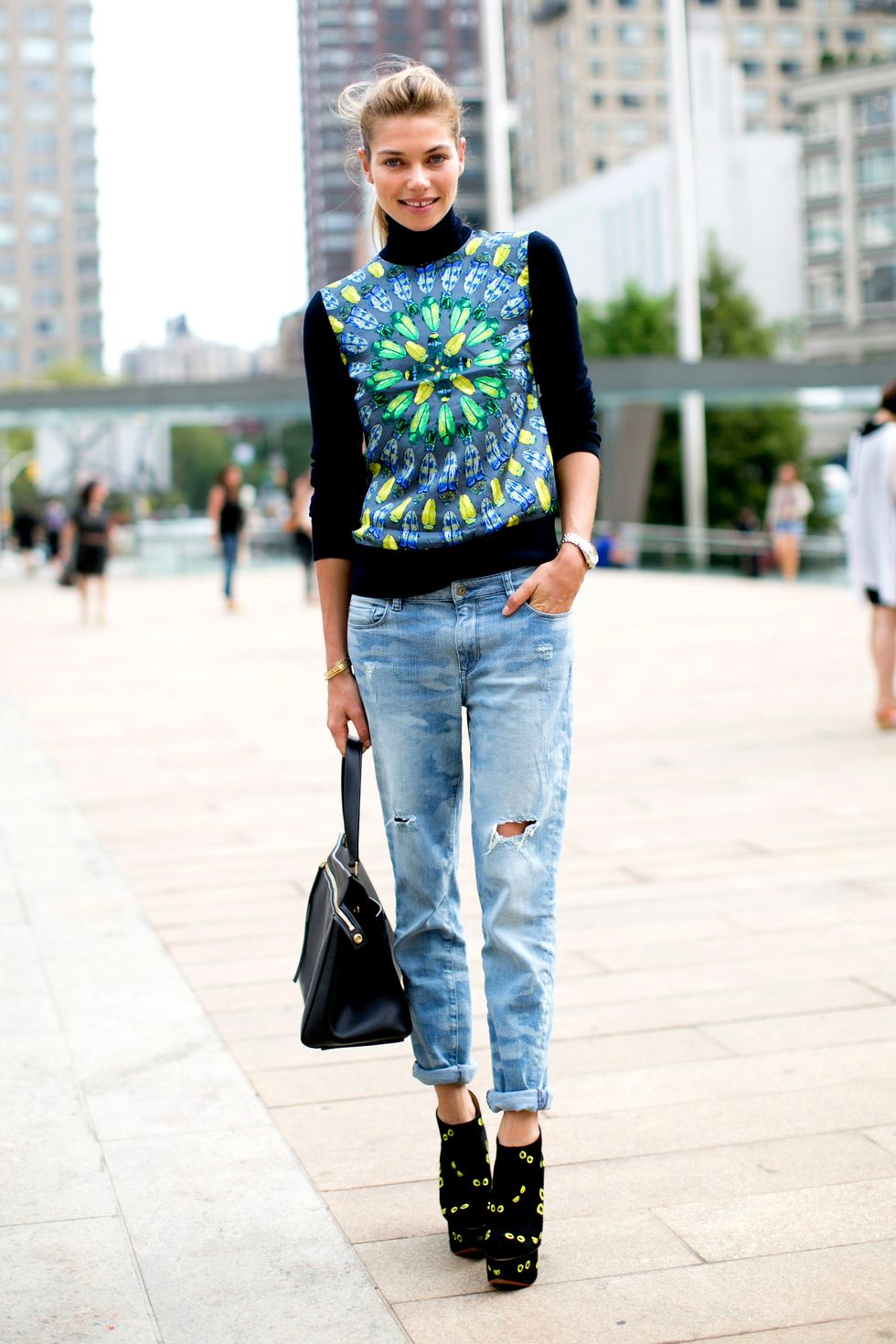 Clothing, Denim, Jeans, Textile, Outerwear, Standing, Bag, Style, Street fashion, Pattern, 
