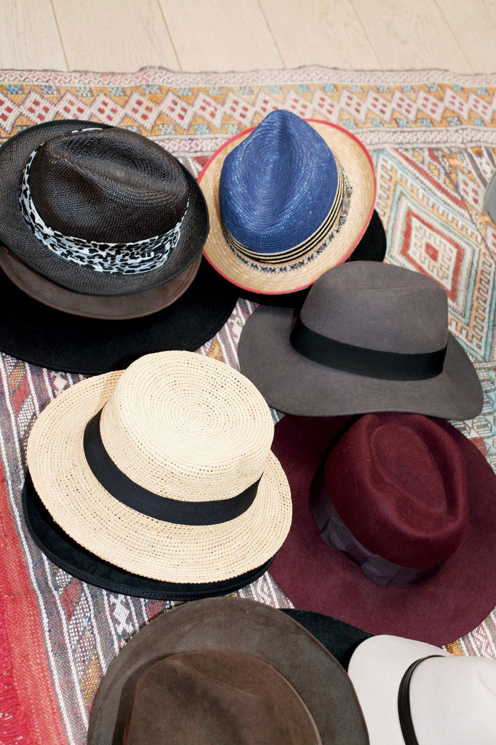 Hat, Fashion accessory, Headgear, Costume accessory, Beige, Maroon, Costume hat, Sun hat, Fedora, Circle, 