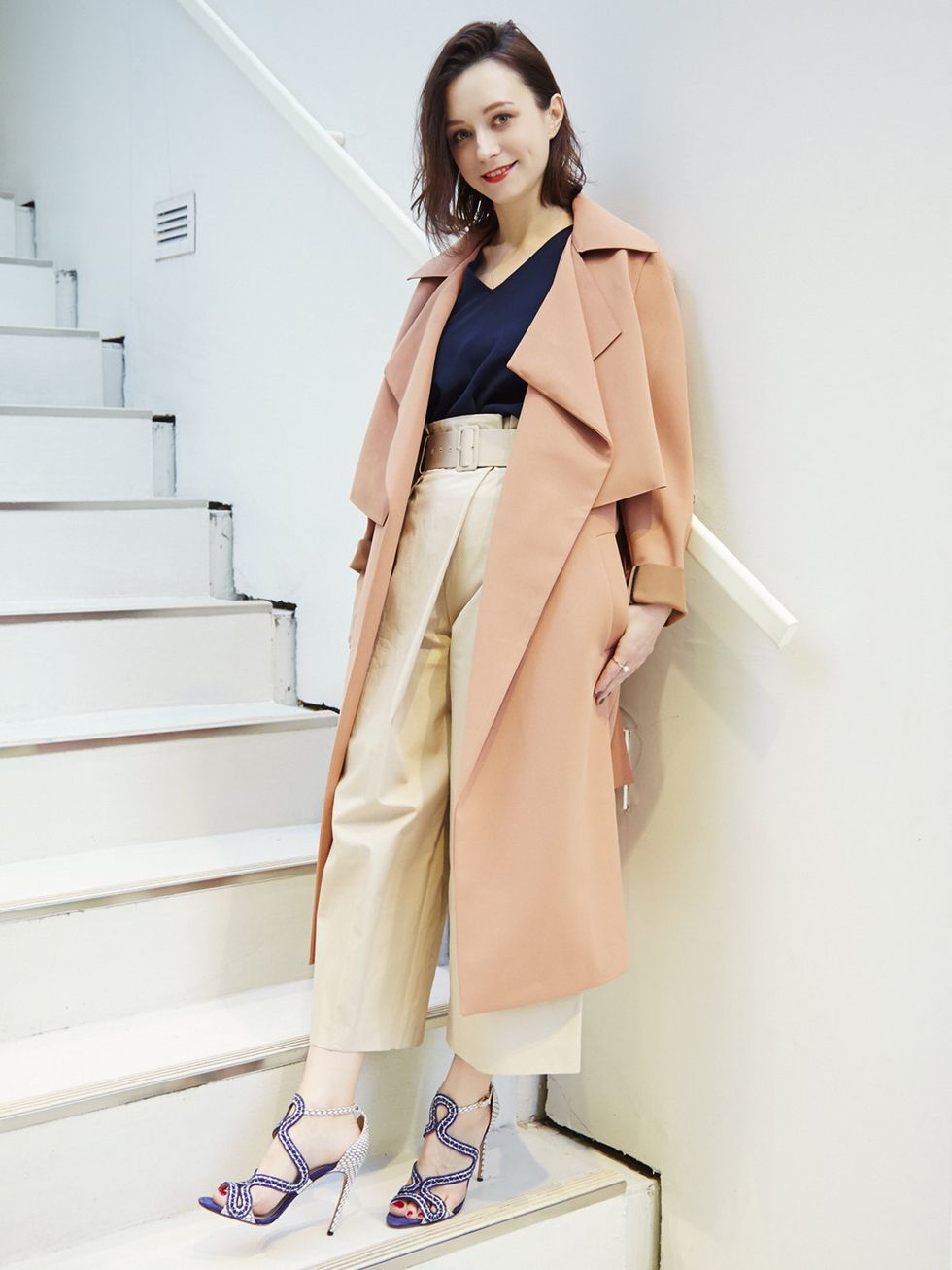 Sleeve, Stairs, Shoulder, Collar, Joint, Outerwear, Standing, Coat, Bag, Style, 