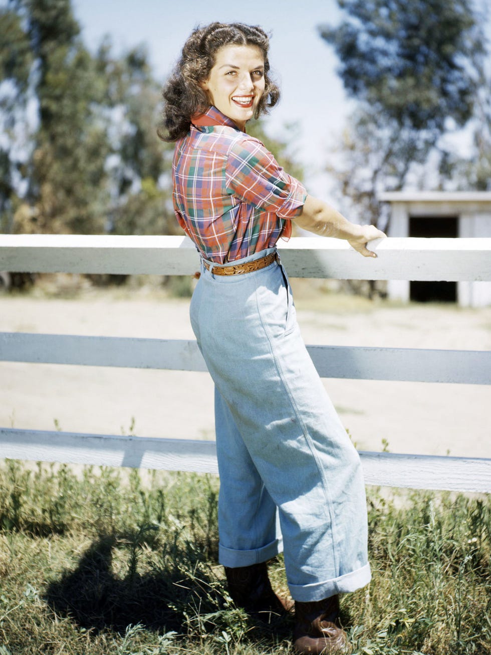 Sleeve, Shirt, Denim, Happy, People in nature, Jeans, Collar, Waist, Street fashion, Plaid, 