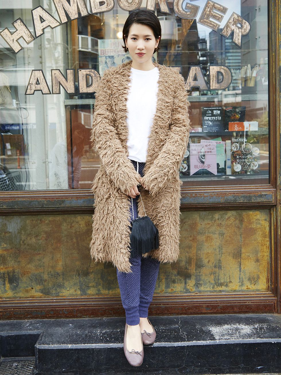 Sleeve, Shoulder, Textile, Outerwear, Style, Street fashion, Fur clothing, Fashion model, Natural material, Fur, 