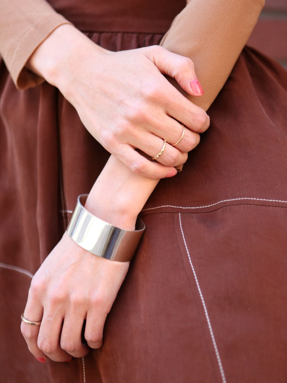 Finger, Brown, Skin, Sleeve, Wrist, Hand, Joint, Nail, Fashion accessory, Thumb, 