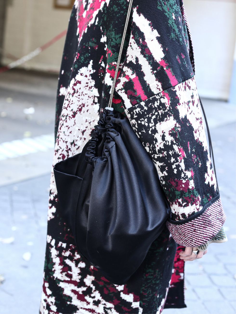 Textile, Pattern, Bag, Pink, Style, Magenta, Fashion, Shoulder bag, Black, Street fashion, 