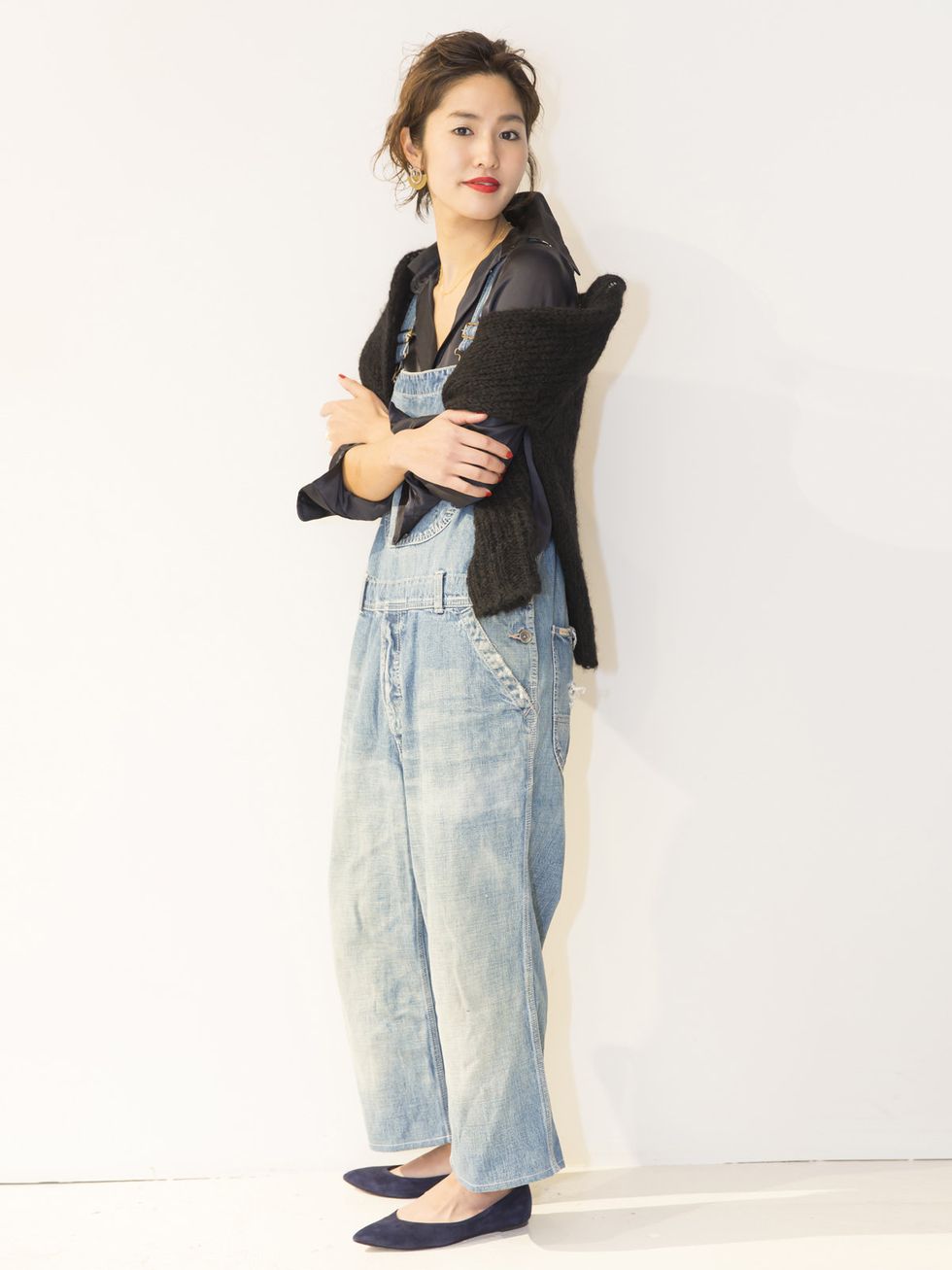 Sleeve, Denim, Trousers, Collar, Shoulder, Textile, Standing, Joint, Style, Elbow, 