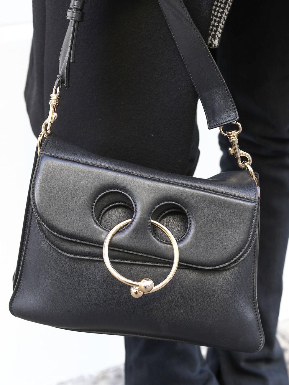 Style, Bag, Fashion, Shoulder bag, Leather, Black, Metal, Strap, Material property, Chain, 