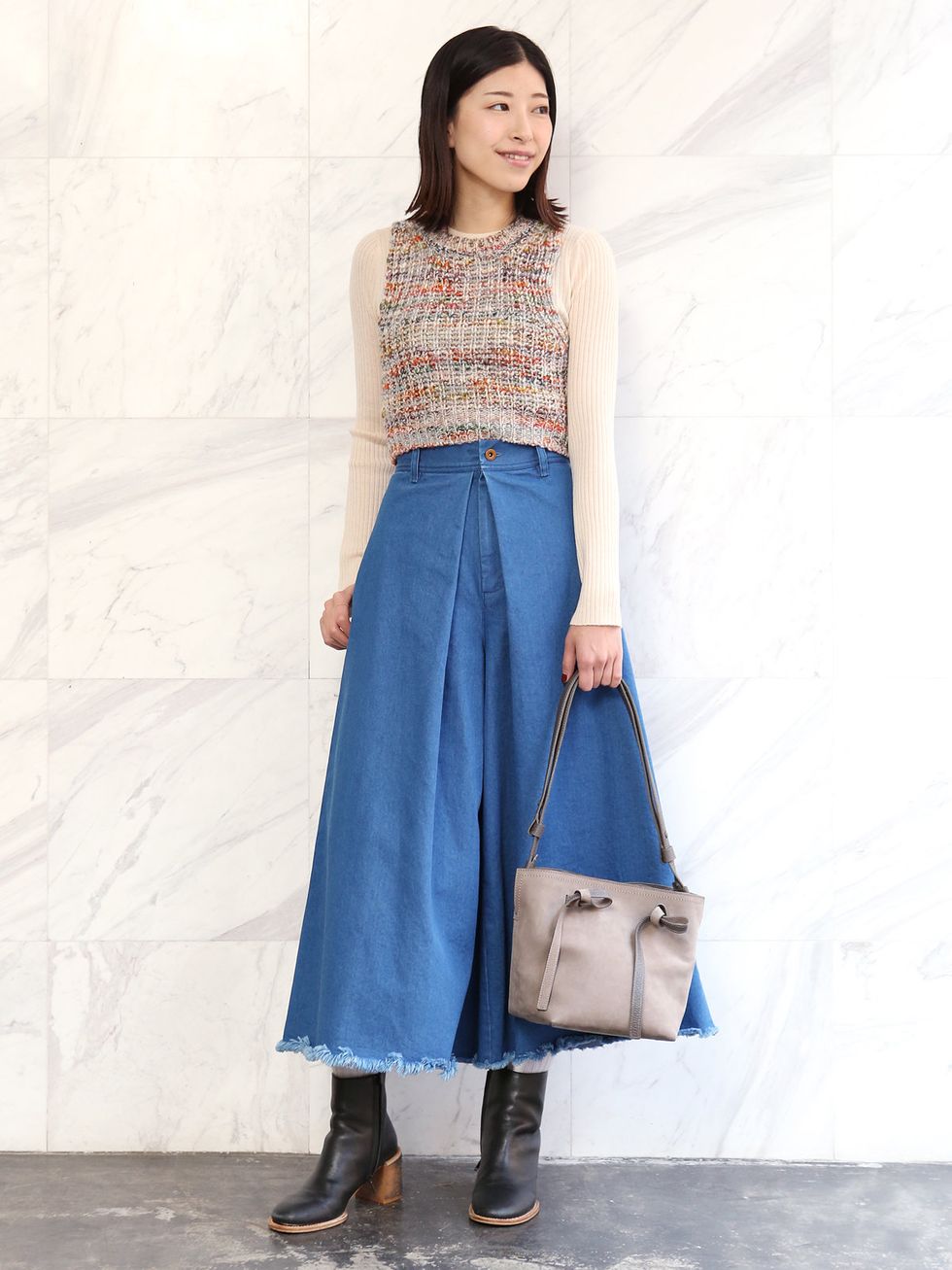 Clothing, Blue, Brown, Sleeve, Shoulder, Textile, Joint, Outerwear, Style, Street fashion, 