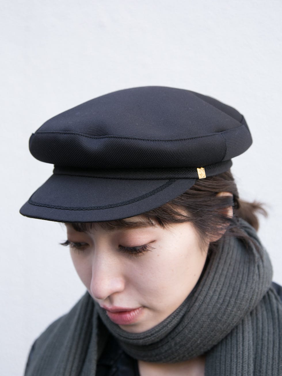 Lip, Chin, Eyebrow, Cap, Style, Headgear, Beret, Organ, Winter, Costume accessory, 