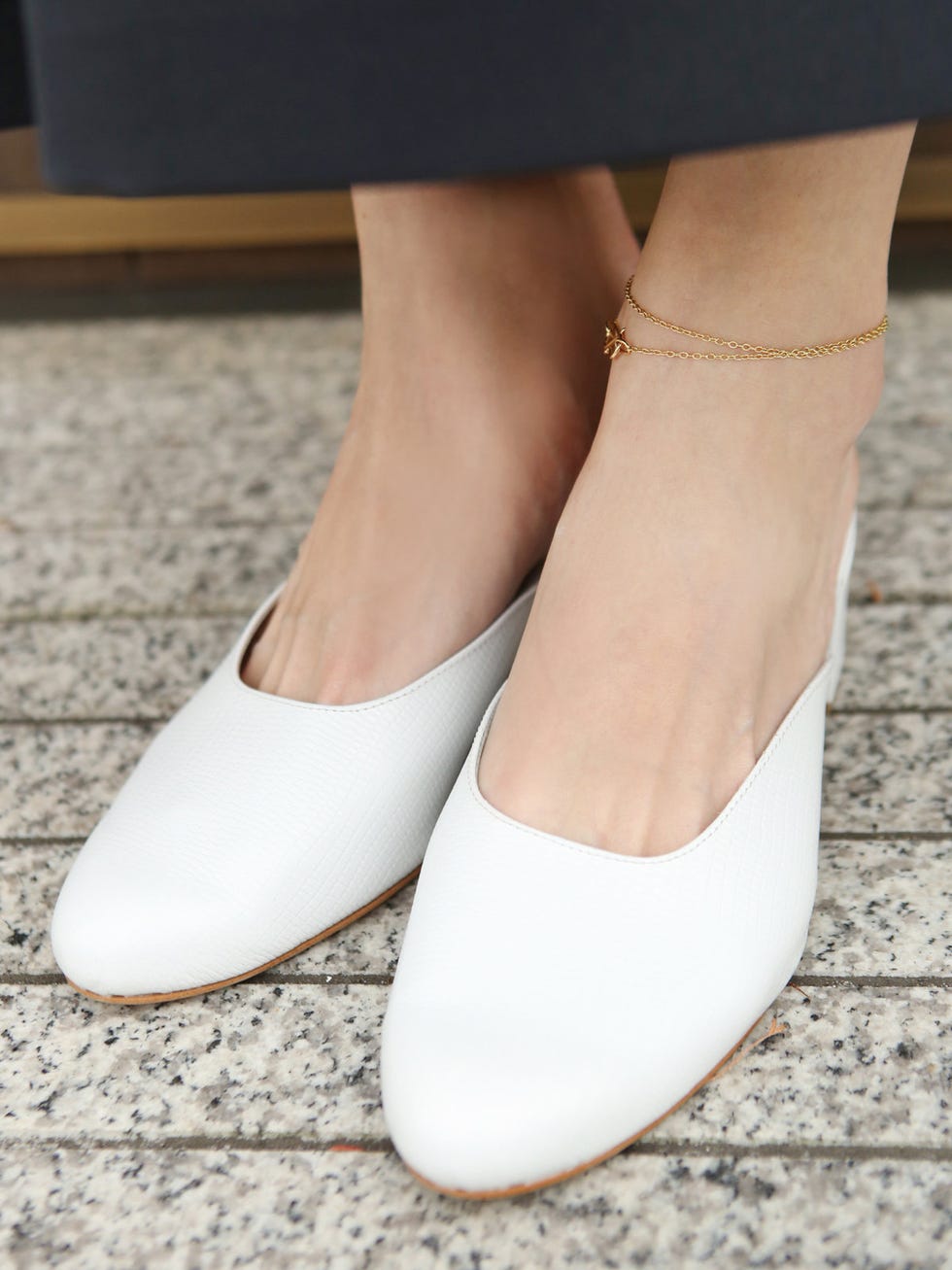 Footwear, Shoe, White, Ankle, Leg, Human leg, Joint, Beige, Ballet flat, Street fashion, 