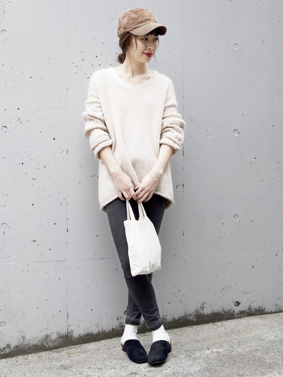 Sleeve, Shoulder, Outerwear, Standing, White, Style, Street fashion, Knee, Cap, Grey, 
