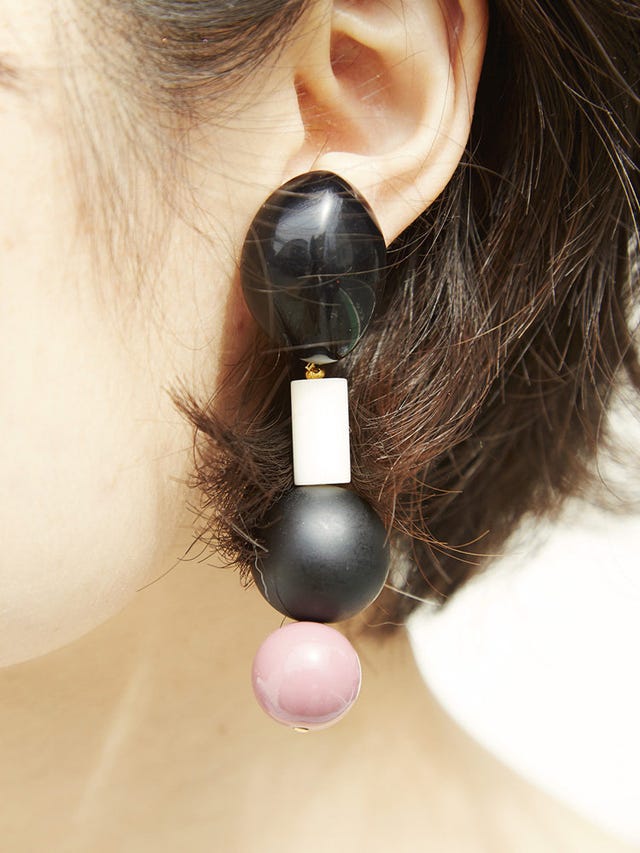 Ear, Skin, Neck, Organ, Pearl, Cheek, Earrings, Fashion accessory, Material property, Jewellery, 