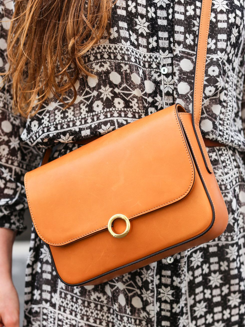 Bag, Handbag, Shoulder, Leather, Tan, Orange, Fashion accessory, Brown, Beige, Joint, 