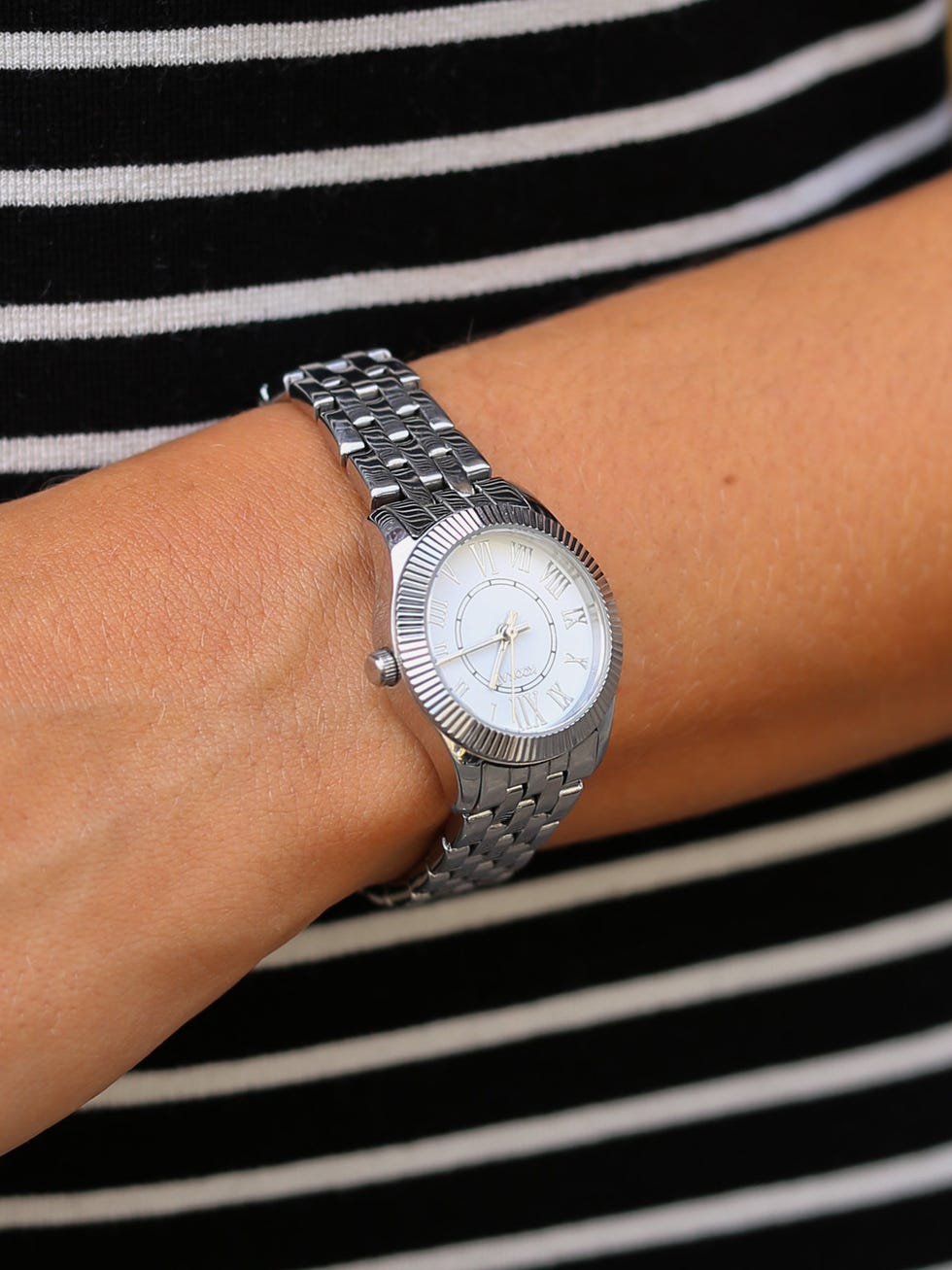Analog watch, Wrist, Silver, Fashion accessory, Watch accessory, Watch, Jewellery, Hand, Silver, Metal, 